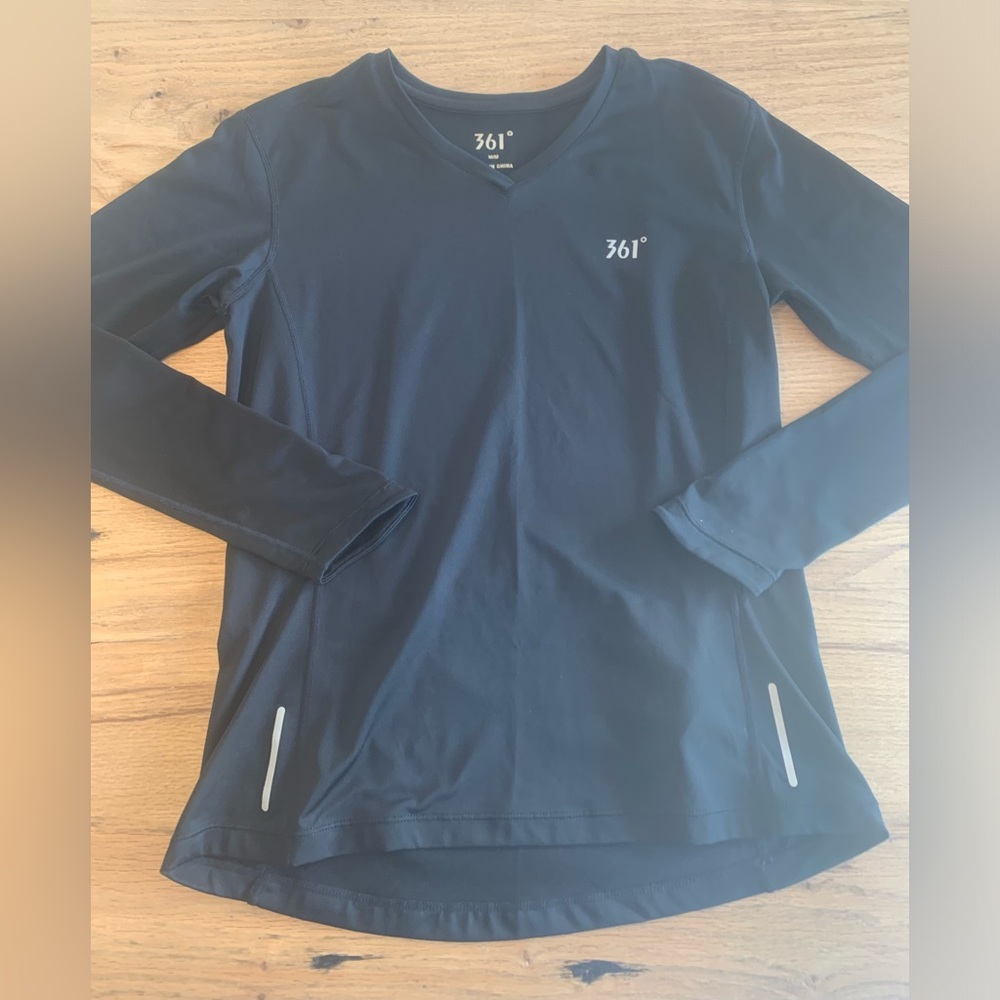 361 Degrees Reflective VNeck Long Sleeve Black Spandex Tee Shirt Women’s M‎ Pre